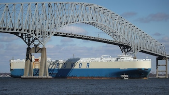 Un barco contenedor pasa debajo