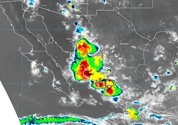 Mapa satelital de México con zonas de nubosidad marcadas en colores verde, rojo y amarillo sobre el noroeste del país