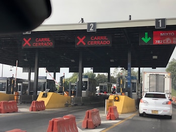 Quejas por congestión y cierre de peajes en Bogotá.