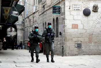 Policía israelí con mascarillas patrullan