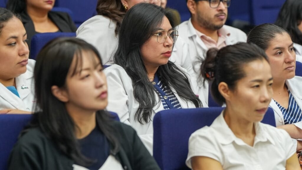 La alianza estratégica entre ministerios locales y entidades del país asiático entregó vehículos especializados para trasladar oportunamente a mujeres embarazadas y recién nacidos con complicaciones de salud en regiones aisladas (Foto cortesía Cancillería)