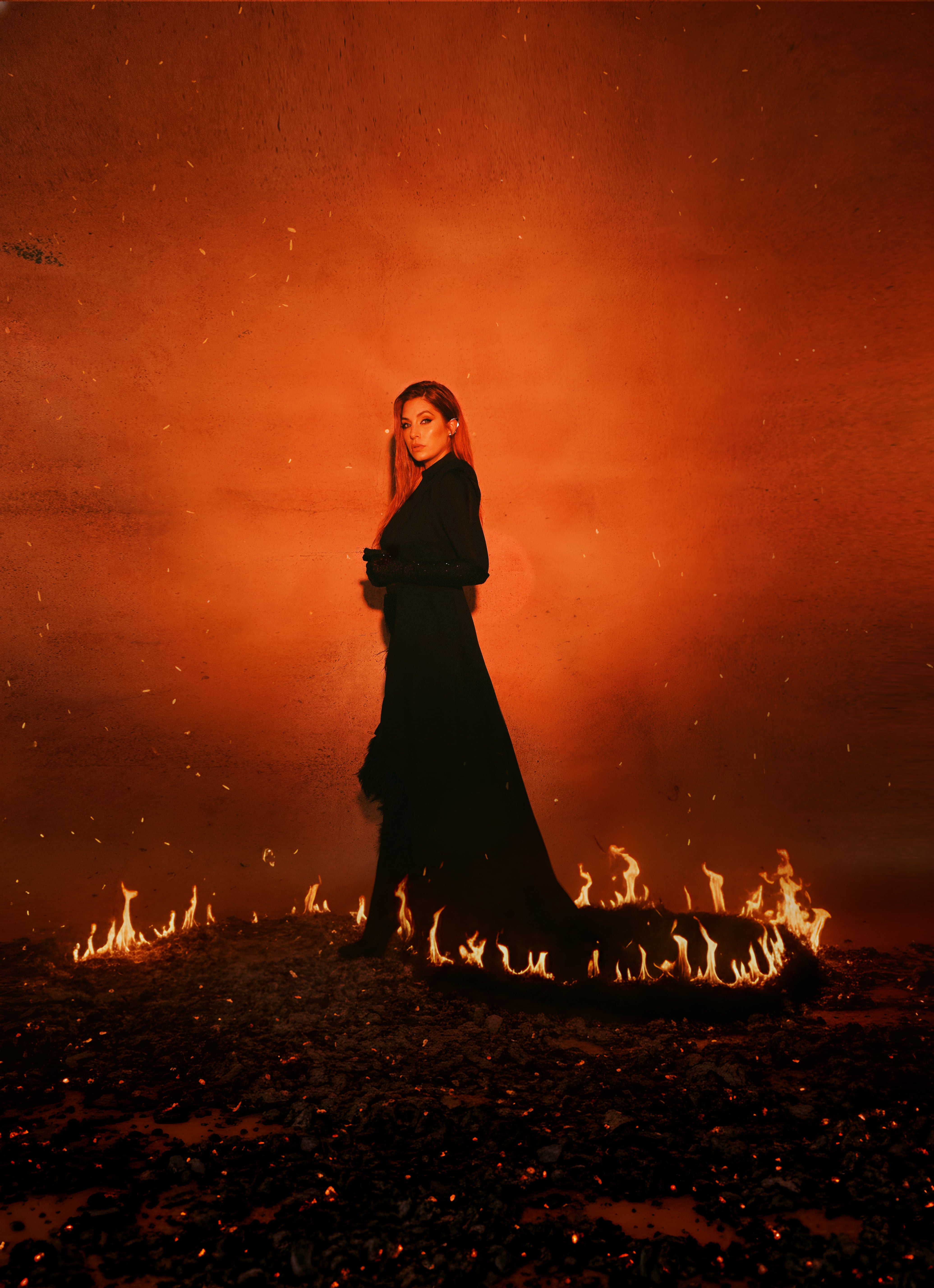 La cantante Leire Martínez posa dramáticamente rodeada de fuego y brasas para su proyecto 'Historias de aquella niña'