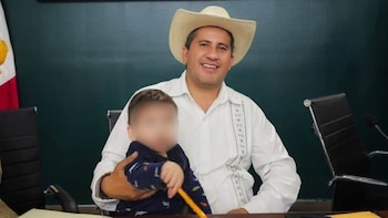La alcaldesa compartió junto con el mensaje una fotografía de Carlos Manzo junto a uno de sus hijos. Crédito: Facebook - Grecia Quiroz