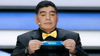 Diego Maradona y su extraña conexión con México en los últimos sorteos del Mundial (Foto: AP)