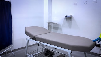 La Policía, la Fiscalía y la Secretaría Distrital de Salud incautaron medicamentos, camillas, una máquina láser y residuos biológicos durante el operativo - crédito Secretaría de Seguridad