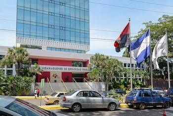 El régimen de Daniel Ortega y Rosario Murillo comenzó a eliminar el pago de horas extras en el INSS y el Ministerio de Salud. (Imagen retomada de El Confidencial.net)