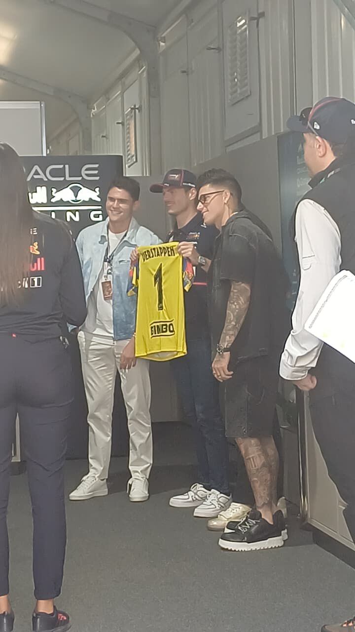 Brian Rodríguez, Alan Cervantes e Israel Reyes entregaron un jersey oficial al piloto de Red Bull y compartieron un momento único durante su visita al hospitality.