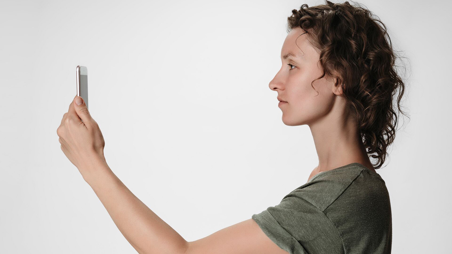 Especialistas recomiendan elevar la pantalla a la altura de los ojos y mantener una postura erguida para prevenir el 'tech neck' (Freepik)