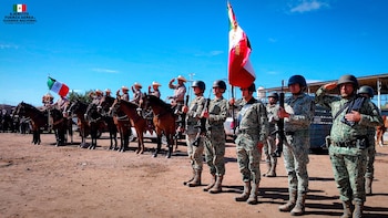 El Criadero Militar de Ganado de Santa Gertrudis, Chihuahua, en compañía de más de 8 mil jinetes, en un recorrido de Ciudad Juárez a Hidalgo del Parral Chihuahua, el 22 de julio de 2025. (Crédito: Defensa)
