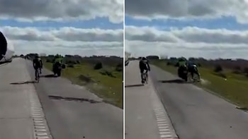 Un policía embistió a un ciclista que circulaba en grupo por una ruta, lo tiró a la banquina y fue grabado