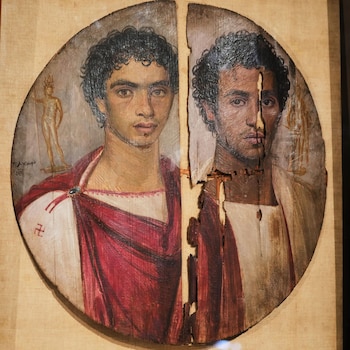Una pintura circular sobre madera dividida en dos partes que representa a dos hombres jóvenes con túnicas