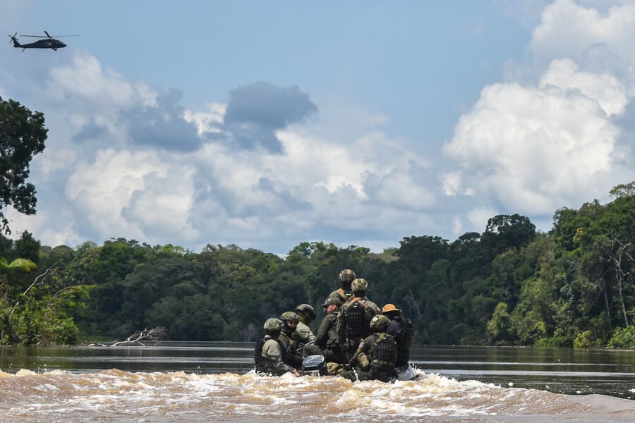 La Amazonía colombiana se convirtió en la mina de oro para los grupos armados ilegales y el crimen organizado carne, cocaína y oro (Créditos: The Guardian)