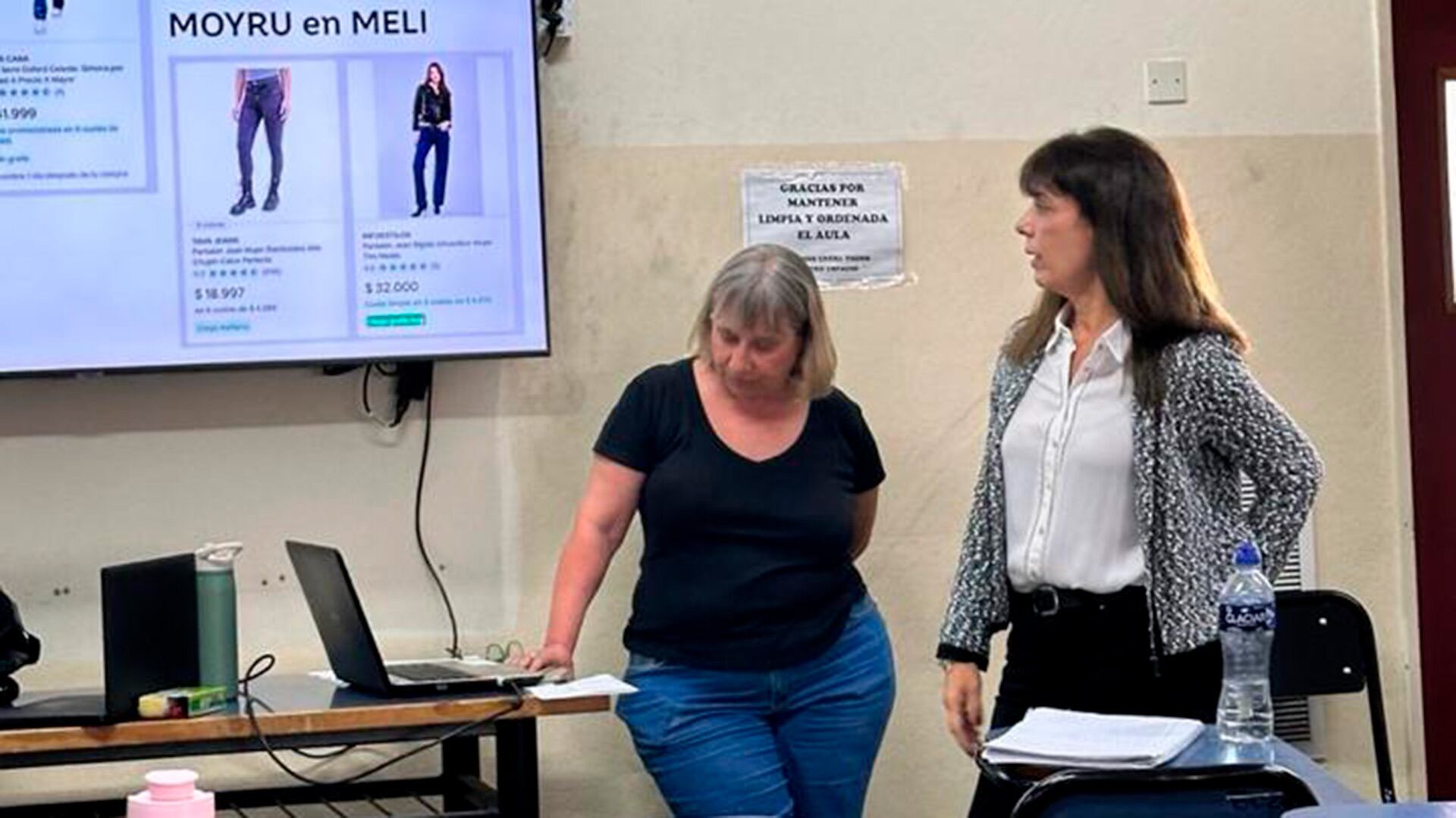 Gabriela durante una exposición grupal