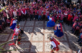 Indígenas tzotziles bailan, durante los