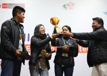 De acuerdo con el ministro de Educación Morgan Quero, esta silla multifuncional se distingue por mejorar la calidad de vida del usuario mediante tecnologías innovadoras. (Foto: Andina)