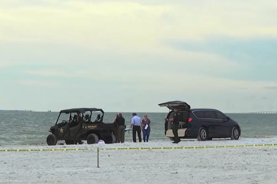Un transeúnte conectó un desfibrilador externo automático y practicó RCP antes de la llegada de los rescatistas a la playa de Florida (Captura de video: Gulf Coast).