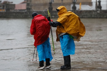 Varias personas se protegen de
