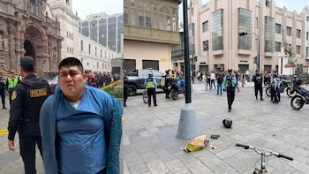 Terror en Lima: cuatro delincuentes armados irrumpieron en una iglesia, balearon a un cambista y escaparon con más de USD 15 mil