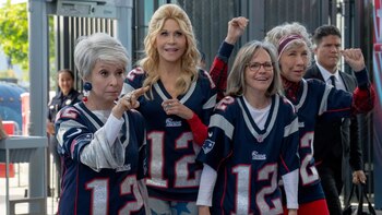 Sally Field, Jane Fonda, Rita Moreno y Lily Tomlin en una escena de "La última yarda".