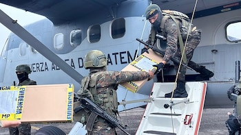 El Ejército de Guatemala moviliza material de guerra decomisado en operativos contra el crimen organizado hacia la capital para análisis judicial
