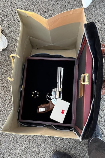 El revólver entregado al primer ministro belga, Bart De Wever, quien recién conoció la naturaleza del regalo tras aterrizar en Bélgica y lo entregó a la policía del aeropuerto (Oficina de Prensa del Primer Ministro de Bélgica/AFP)