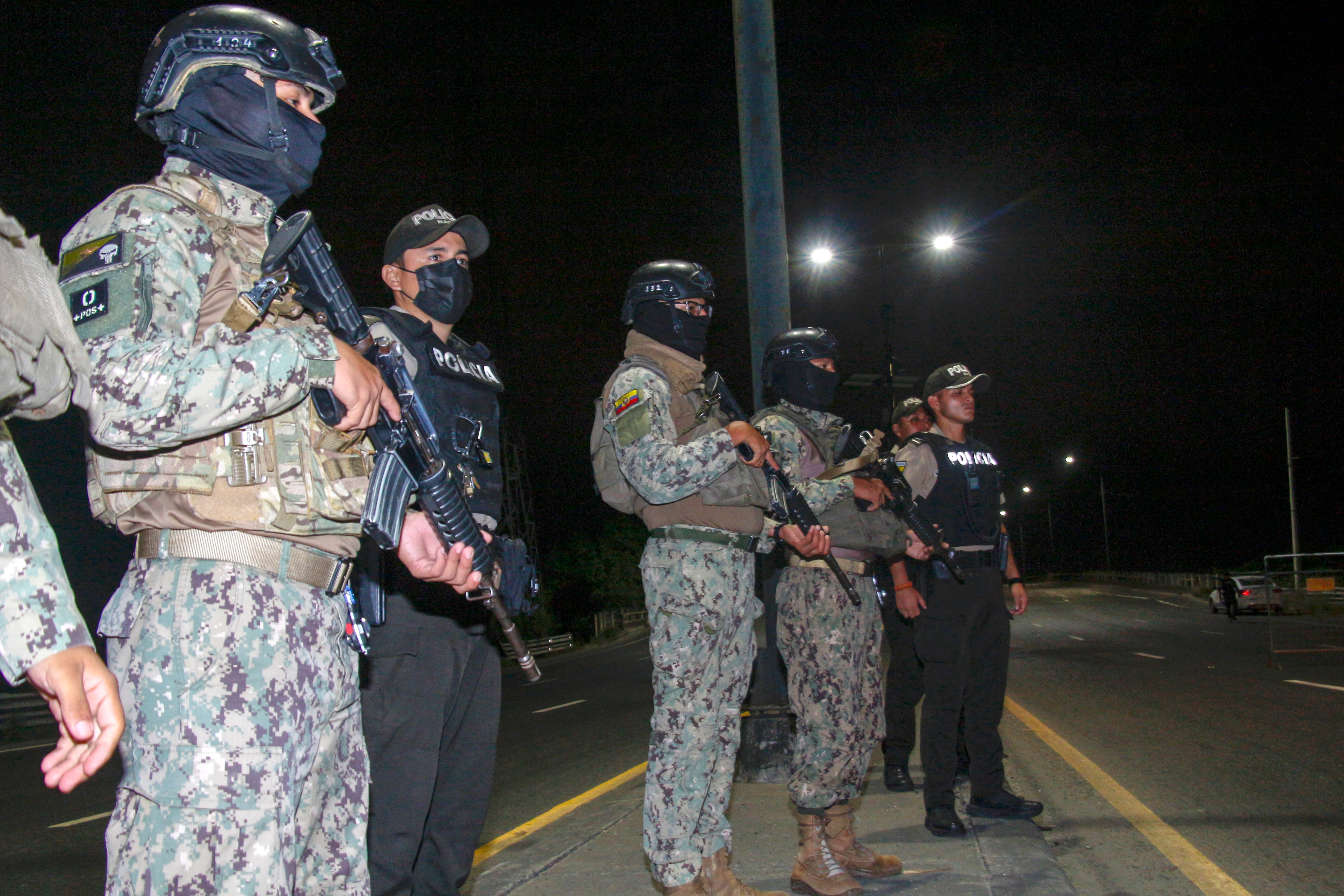 Integrantes de la Policía y el Ejercito de Ecuador custodian durante un operativo en Guayaquil (EFE/ Gerardo Menoscal)