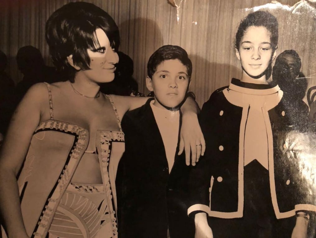 Mina, la gran diva de la canción italiana, durante su visita a Canal 9; junto a ella, Omar Romay y su hermana Mirta (archivo Hnos. Romay)