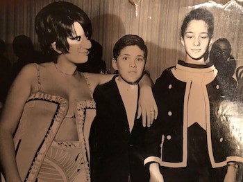 Mina, la gran diva de la canción italiana, durante su visita a Canal 9; junto a ella, Omar Romay y su hermana Mirta (archivo Hnos. Romay)