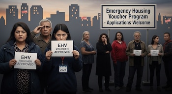 Grupo diverso de personas; algunas sostienen carteles "EHV VOUCHER APPROVED". Detrás, un letrero "Emergency Housing Voucher Program" y edificios con avisos de desalojo.