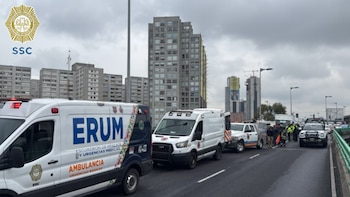 Volcadura en segundo piso de Periférico deja al menos 12 trabajadores de limpia heridos