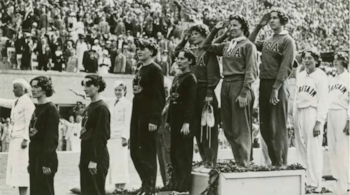 Contra todo pronóstico médico, Betty formó parte del equipo de relevos estadounidense que ganó la medalla de oro en los Juegos Olímpicos de Berlín 1936, en los tiempos de la Alemania nazi (Captura de video)