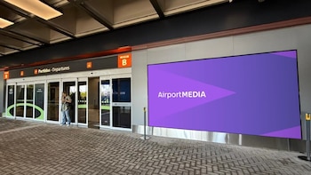 Aeropuertos Argentina incorporó pantallas a las 35 terminales del país que permiten la compra de publicidad programática