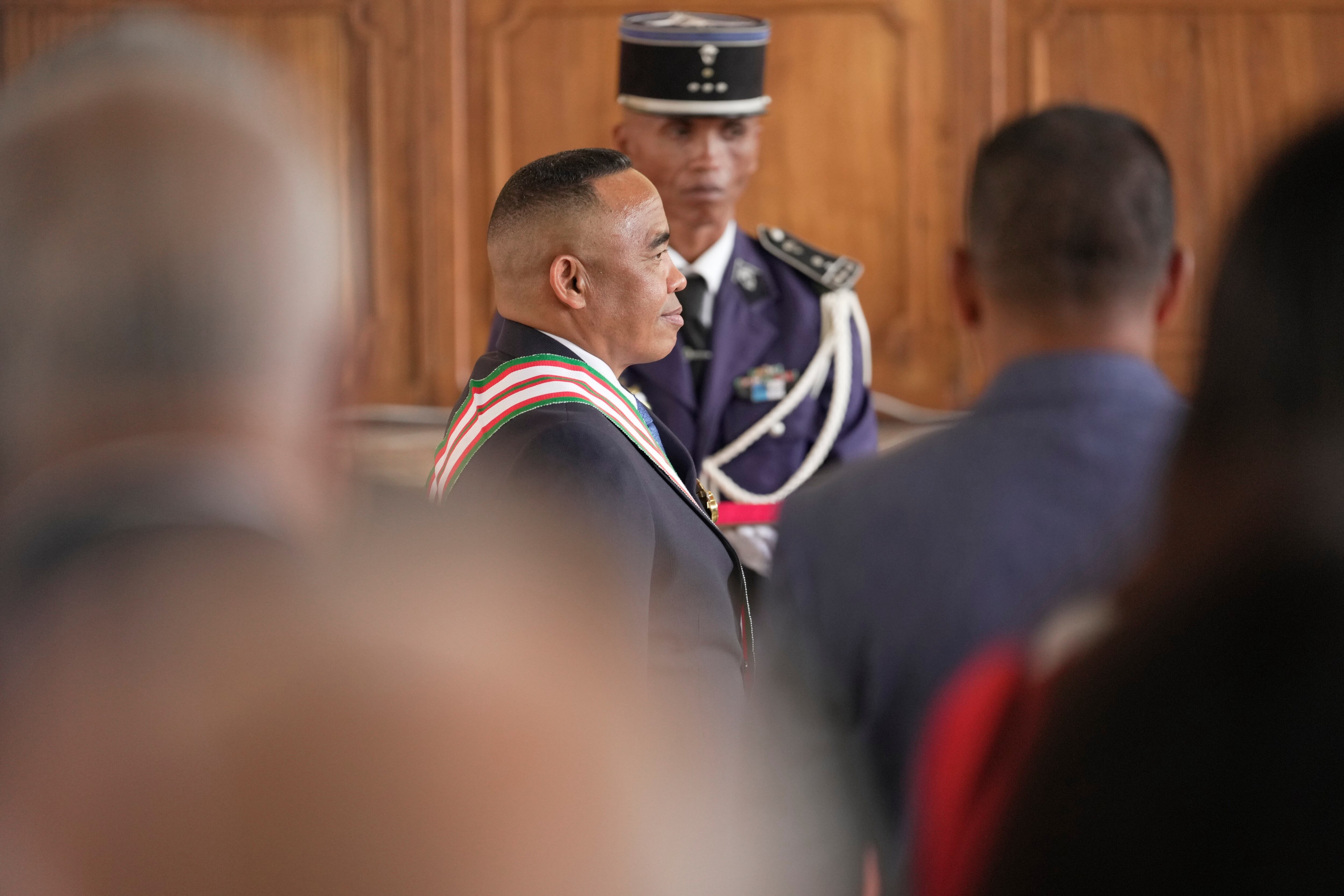 El coronel Michael Randrianirina presta juramento como presidente ante la Corte Constitucional, en Antananarivo, Madagascar, el 17 de octubre de 2025 (AP Foto/Brian Inganga)