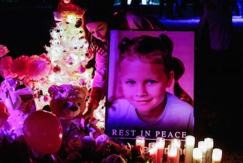 La prueba audiovisual, presentada durante el testimonio de la madrastra de la víctima, Ashley Strand, mostró a Athena arrodillada detrás del asiento del conductor.