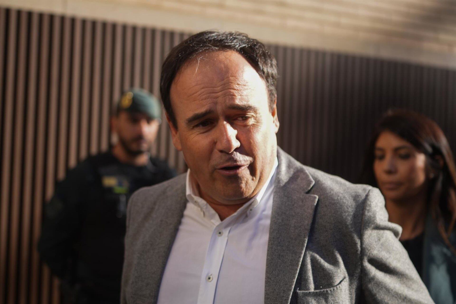 Vox rechaza un acuerdo por escrito con Pérez Llorca en Valencia e insiste en retener su apoyo hasta escucharle