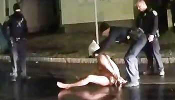 Los oficiales encapuchan a Prude