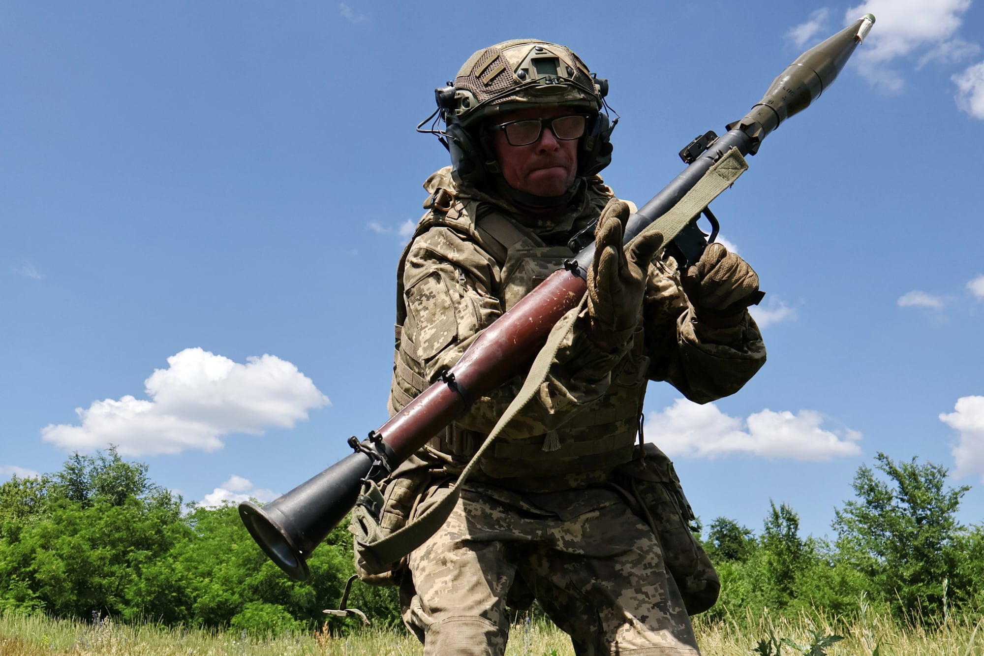 Un soldado practica en un campo de entrenamiento cerca del frente en la región de Zaporiyia, Ucrania, el sábado 20 de junio de 2026 (Andriy Andriyenko/Ukraine's 65th Mechanized Brigade via AP)