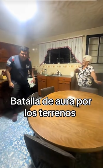 Los dos protagonistas se enfrentaron con poses y movimientos mientras los usuarios llenaron la publicación de comentarios y memes.