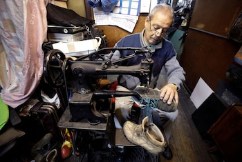Los empleos se están volviendo cada vez más precarios, aseguran expertos. En la foto, un hombre trabaja en una tienda de reparación de calzado, en Valparaíso, Chile. REUTERS/Rodrigo Garrido