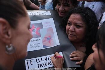 Entre el tumulto de personas,