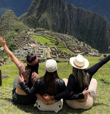Jossmery Toledo con dos amigas