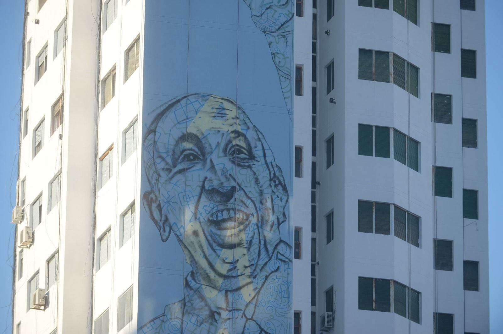 La obra, realizada por el muralista Martín Ron y su equipo, utiliza una técnica hiperrealista y se ubica frente a la Catedral Inmaculada Concepción