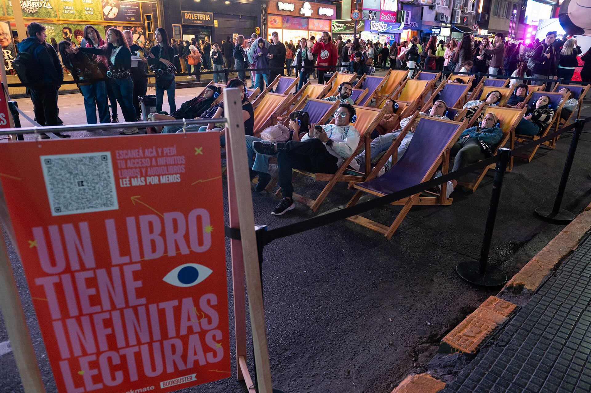 La Noche de las Librerías transforma la Avenida Corrientes y barrios porteños en un gran escenario literario y cultural