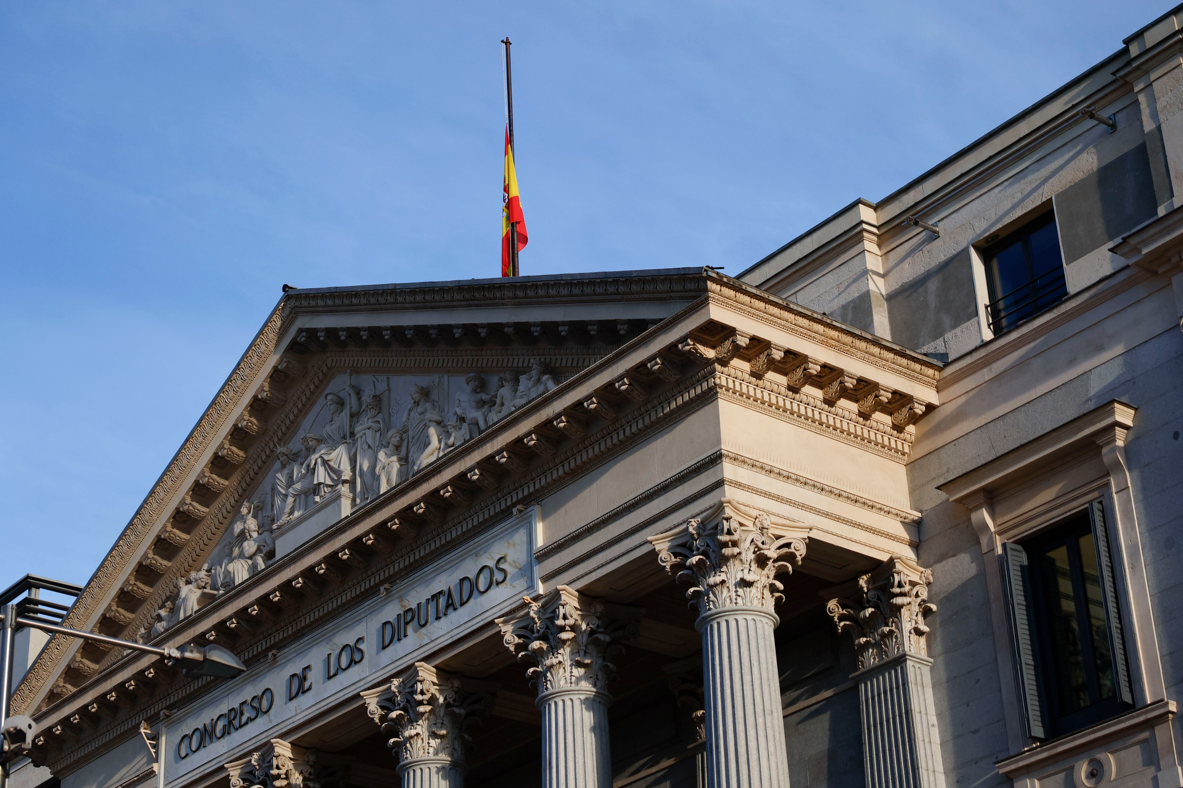 La bandera ondea a media asta este jueves en el Congreso en señal de respeto por las víctimas del accidente ferroviario de Urda (Toledo). (Mariscal/EFE)