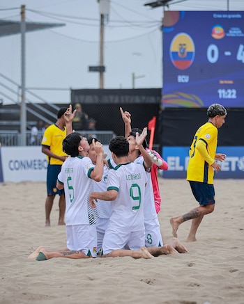 Bolivia superó a Ecuador 7-5 por la tercera fecha del Sudamericano Sub-20 de Fútbol Playa (@CONMEBOLtorneos)