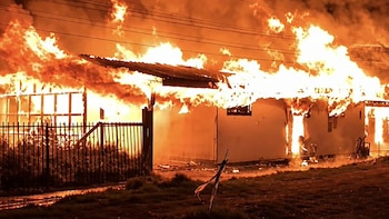 Un trágico incendio en un asilo dejó al menos 16 muertos en Chile: investigan si tenía permiso para funcionar