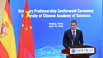 Sánchez se reúne en Pekín con el CEO de Xiaomi para atraer nuevas inversiones a España