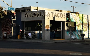 Con Guerrilla Tacos como uno de los locales de comida latina más concurridos, diversidad culinaria en Los Ángeles convierte a la ciudad en un destino turístico imprescindible para viajeros en busca de experiencias gastronómicas globales (Los Angeles Times)