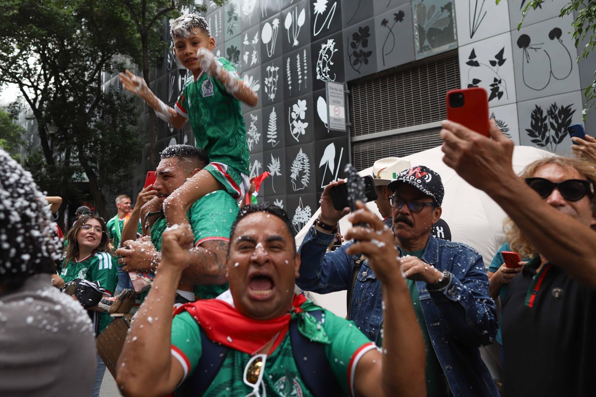 CIUDAD DE MÉXICO, 11JUNIO2026.- En calles de Zona Rosa, aficionados celebraron el segundo gol de la Selección Mexicana contra el equipo de Sudáfrica en la inauguración del Mundial en el Estadio Ciudad de México.FOTO: GRACIELA LÓPEZ/CUARTOSCURO.COM
