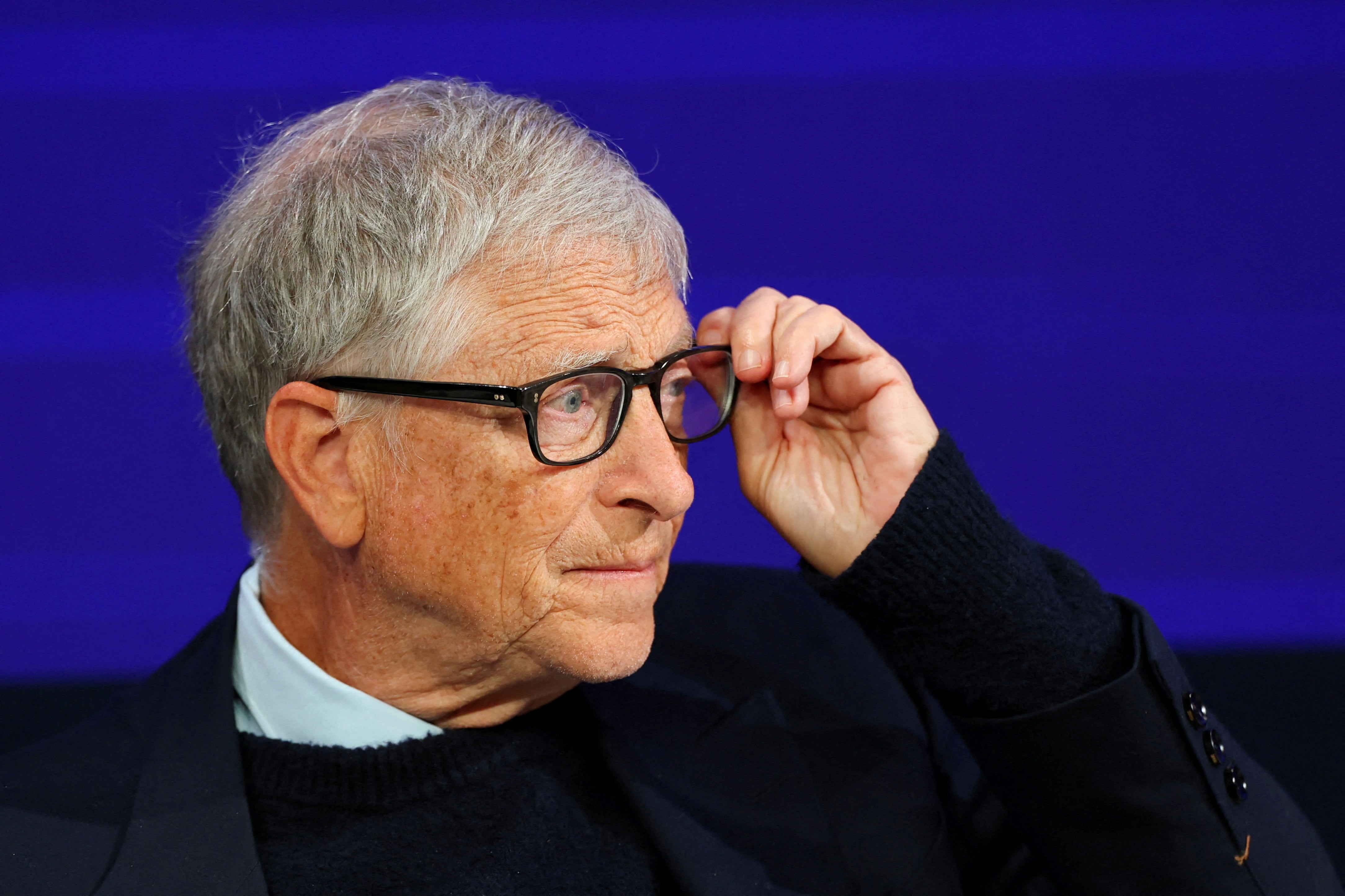 Gates argumentó que ese impuesto podría frenar en parte el desplazamiento del trabajo humano y recaudar fondos para la reconversión profesional y una red de seguridad social más sólida. REUTERS/Denis Balibouse/File Photo